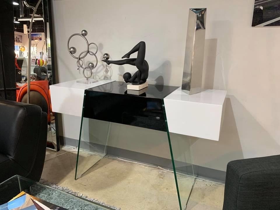 Consola table