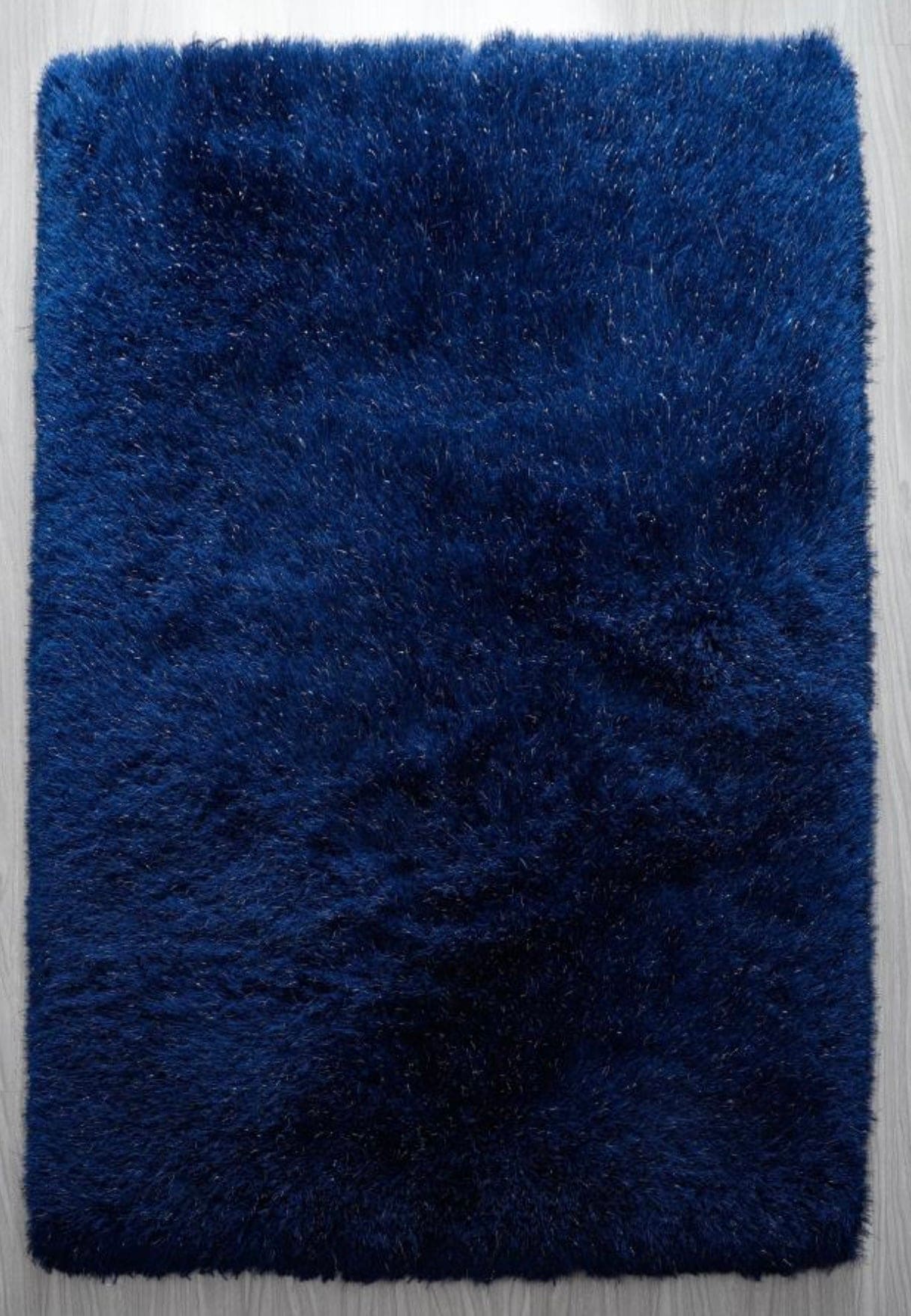 Alfombra peluda azul y plateada