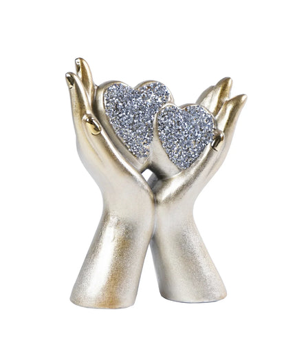 Manos Sosteniendo un Corazón de Diamante