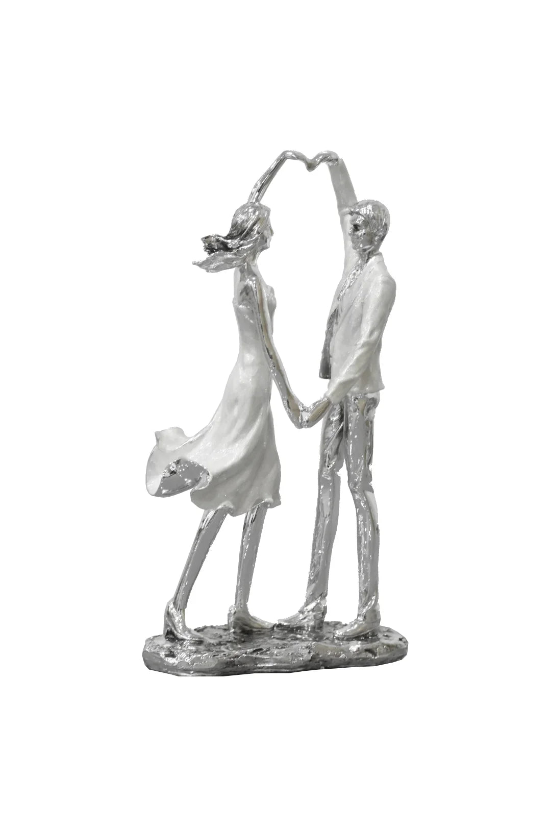 Pareja formando escultura de corazón