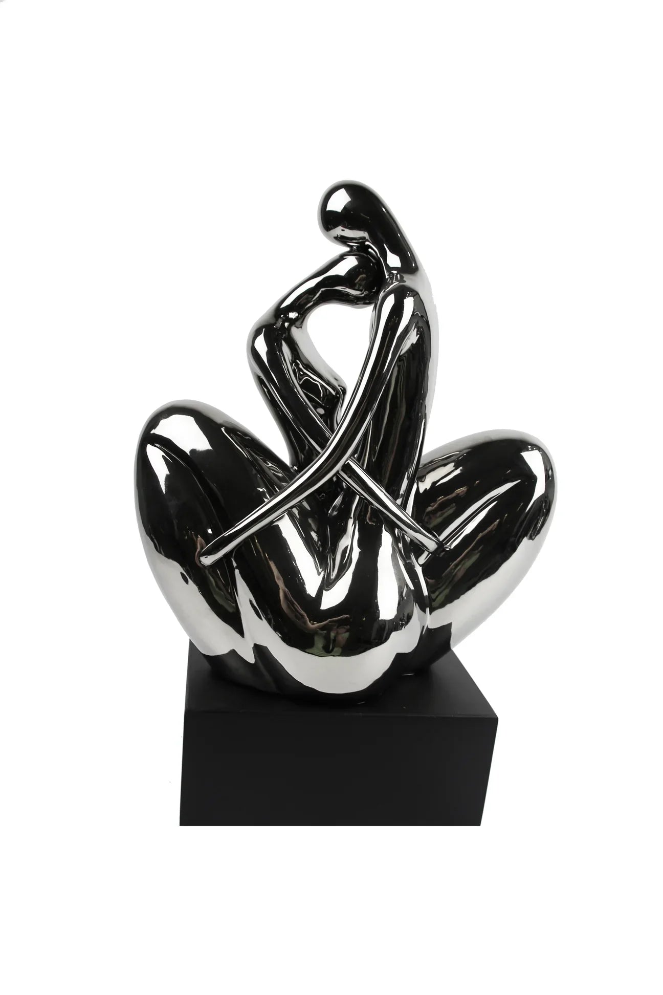 Escultura plateada de pareja abrazándose