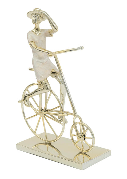 Mujer dorada en bicicleta