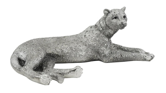 Escultura de leopardo echado