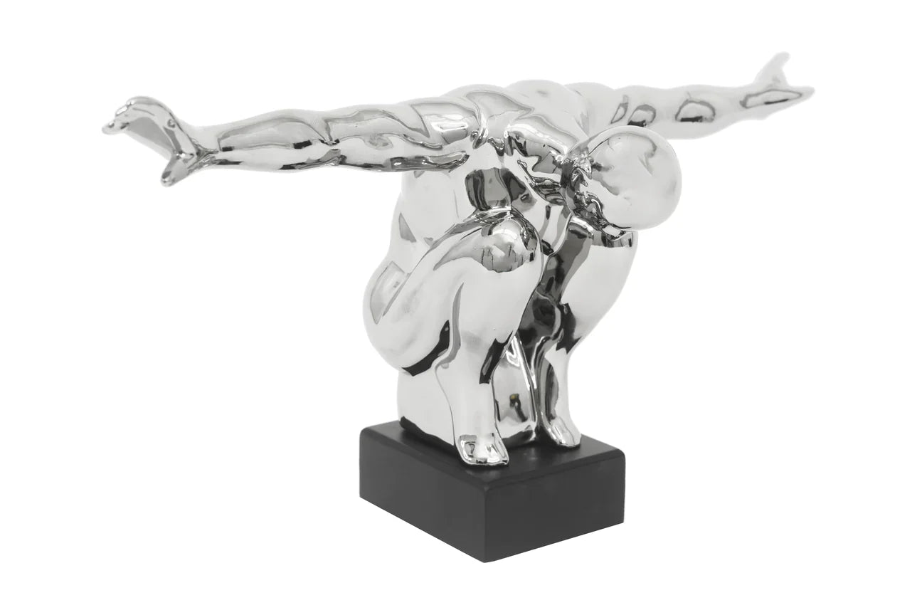 Escultura de hombre con los brazos extendidos