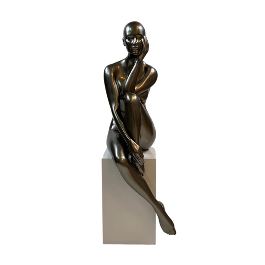 ESCULTURA DE MUÑECA ANTOINETTE CON BASE BLANCA // GRIS BRILLANTE