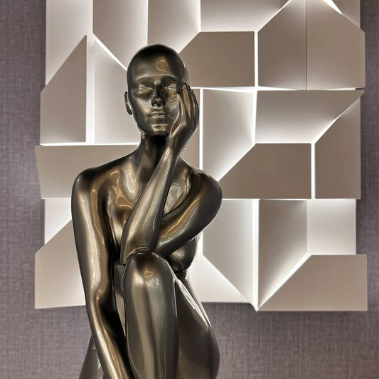 ESCULTURA DE MUÑECA ANTOINETTE CON BASE BLANCA // GRIS BRILLANTE